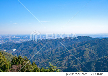 東京都高尾神場自然公園在高神山和山頂前的高尾山景色 照片素材 圖片 圖庫