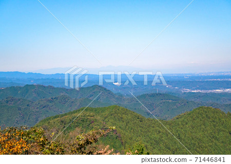 東京都高尾神場自然公園從京神山頂到筑波山的景色 照片素材 圖片 圖庫