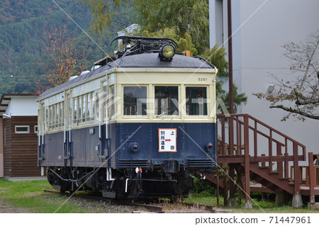 Round window train on the Bessho Line 71447961