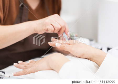 一個女人在美甲沙龍發表聲明 一個女人在美甲沙龍發表聲明 71448099