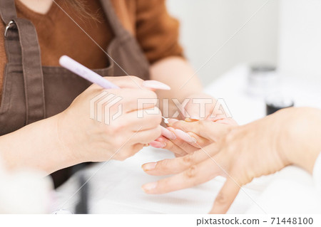 一個女人在美甲沙龍發表聲明 一個女人在美甲沙龍發表聲明 71448100