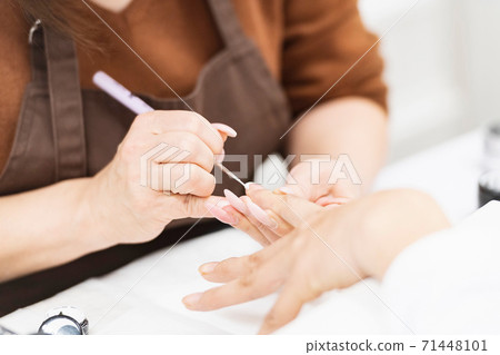 一個女人在美甲沙龍發表聲明 一個女人在美甲沙龍發表聲明 71448101