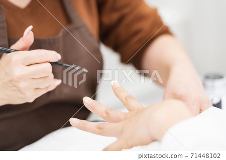 一個女人在美甲沙龍發表聲明 71448102