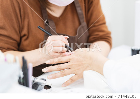 一個女人在美甲沙龍發表聲明 一個女人在美甲沙龍發表聲明 71448103
