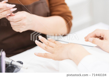 一個女人在美甲沙龍發表聲明 71448104