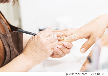 一個女人在美甲沙龍發表聲明 一個女人在美甲沙龍發表聲明 71448105