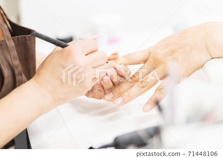 A woman giving a statement at a nail salon 71448106