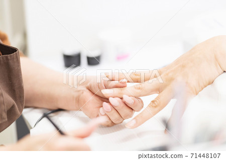 一個女人在美甲沙龍發表聲明 一個女人在美甲沙龍發表聲明 71448107
