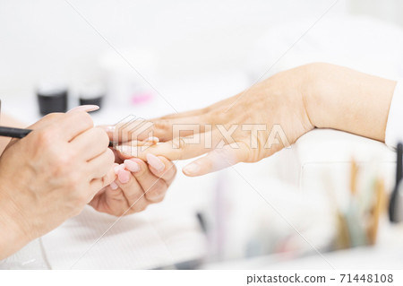 一個女人在美甲沙龍發表聲明 一個女人在美甲沙龍發表聲明 71448108