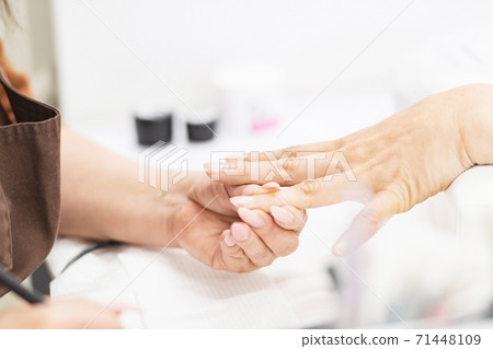 一個女人在美甲沙龍發表聲明 一個女人在美甲沙龍發表聲明 71448109