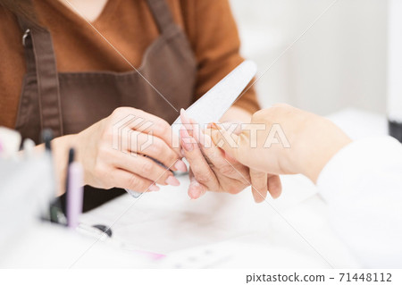 一個女人在美甲沙龍發表聲明 71448112