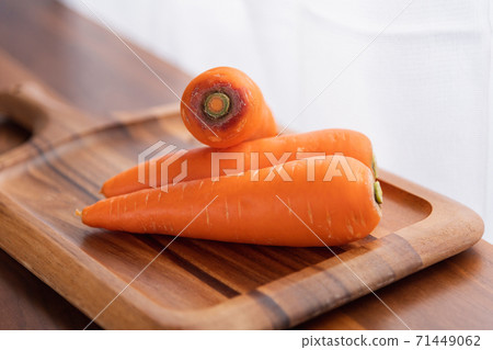Carrots placed on a cutting board 71449062