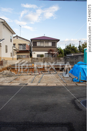 新的獨立式住宅的基礎工作已經開始的建築工地 新的獨立式住宅的基礎工作已經開始的建築工地 71449075