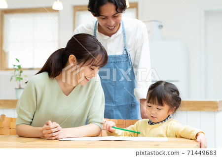 在客廳裡學習的孩子 71449683
