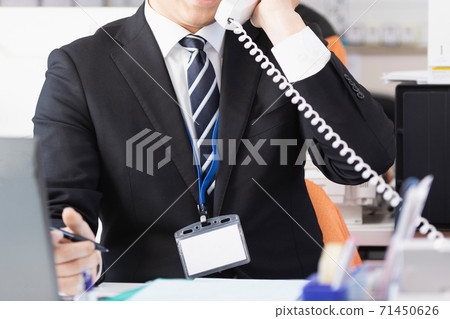 一個打電話的人 71450626