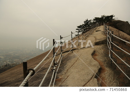 Hanyang. Doseong. Sunseong-gil. Gachabawi. View. Autumn. Fine dust Hanyang. Doseong. Sunseong-gil. Gachabawi. View. Autumn. Fine dust 71450868