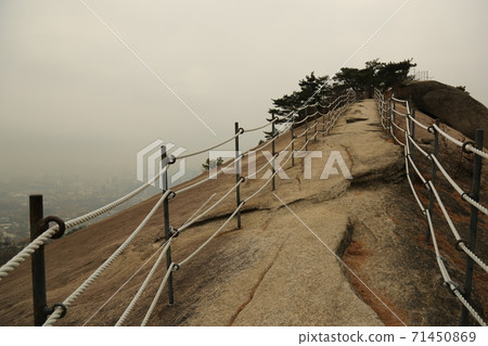 Hanyang. Doseong. Sunseong-gil. Gachabawi. View. Autumn. Fine dust Hanyang. Doseong. Sunseong-gil. Gachabawi. View. Autumn. Fine dust 71450869