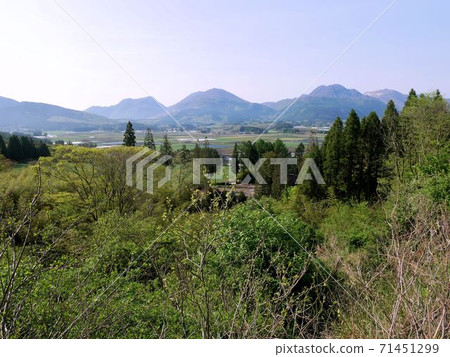 Spring scenery of Iida Kogen and Kuju Mountain Range (Kokonoe Town, Oita Prefecture) Spring scenery of Iida Kogen and Kuju Mountain Range (Kokonoe Town, Oita Prefecture) 71451299