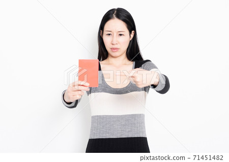 女人持紅卡 女人持紅卡 71451482
