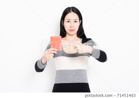 女人持紅卡 女人持紅卡 71451483