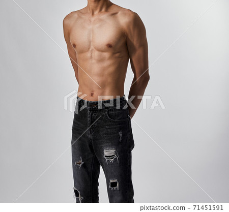 性感的肌肉男的身體,穿著牛仔褲 性感的肌肉男的身體,穿著牛仔褲 71451591