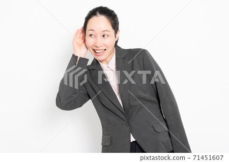 A business woman who listens A business woman who listens 71451607