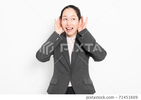 A business woman who listens A business woman who listens 71451609