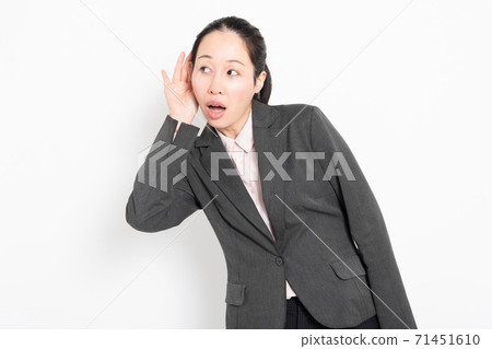 A business woman who listens 71451610