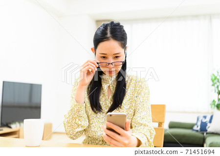 使用智慧型手機的女人 使用智慧型手機的女人 71451694
