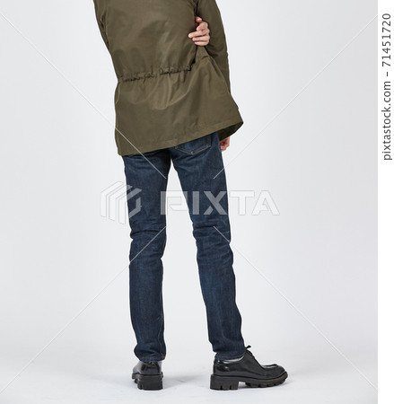 常設男子身穿藍色緊身牛仔褲，苗條的身材 71451720