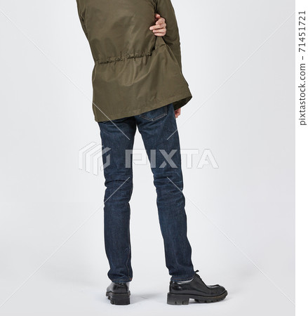 常設男子身穿藍色緊身牛仔褲，苗條的身材 71451721