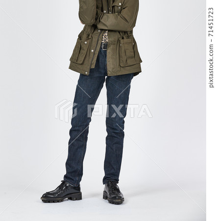 常設男子身穿藍色緊身牛仔褲，苗條的身材 71451723