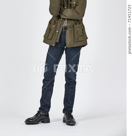 常設男子身穿藍色緊身牛仔褲，苗條的身材 71451725