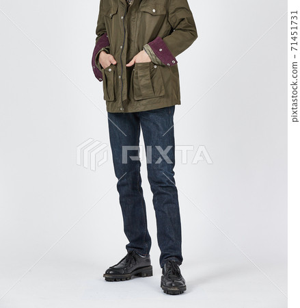 常設男子身穿藍色緊身牛仔褲,苗條的身材 常設男子身穿藍色緊身牛仔褲,苗條的身材 71451731