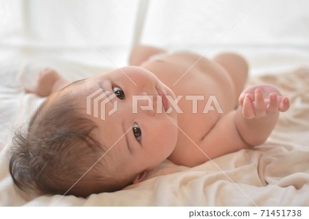 6個月大的嬰兒 71451738