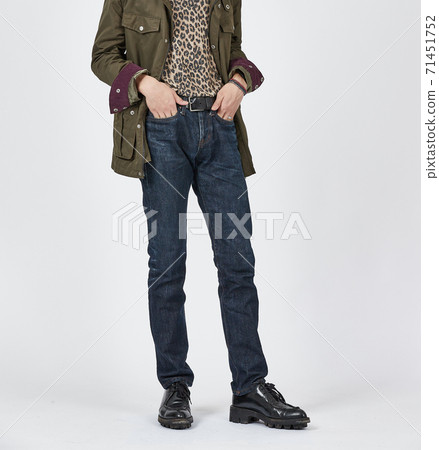 常設男子身穿藍色緊身牛仔褲，苗條的身材 71451752