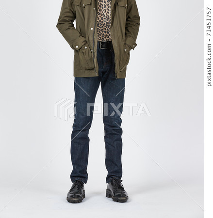 常設男子身穿藍色緊身牛仔褲，苗條的身材 71451757