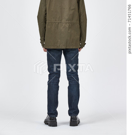 常設男子身穿藍色緊身牛仔褲，苗條的身材 71451766