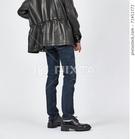 常設男子身穿藍色緊身牛仔褲，苗條的身材 71451772