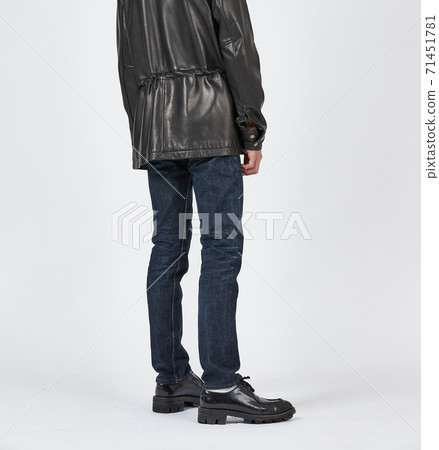常設男子身穿藍色緊身牛仔褲，苗條的身材 71451781