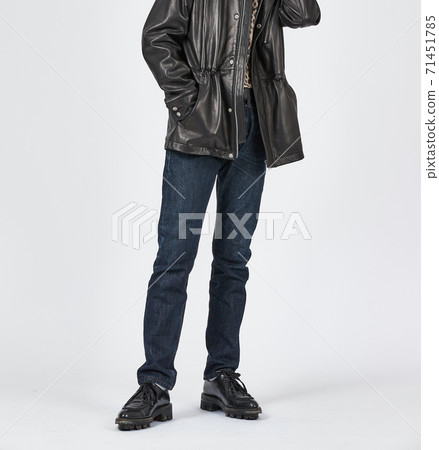 常設男子身穿藍色緊身牛仔褲，苗條的身材 71451785