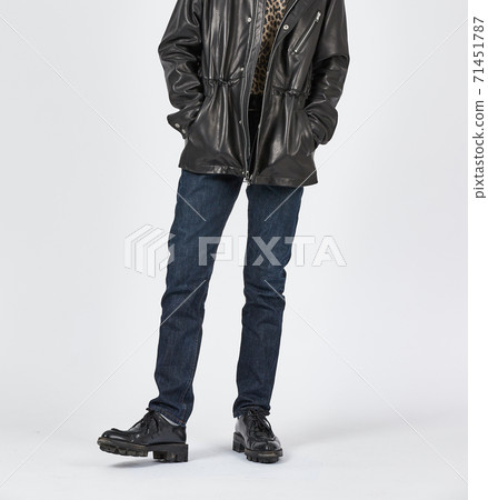 常設男子身穿藍色緊身牛仔褲,苗條的身材 常設男子身穿藍色緊身牛仔褲,苗條的身材 71451787