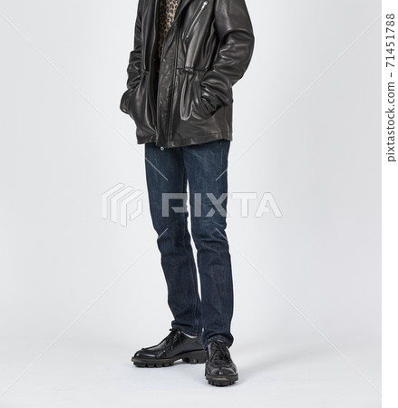 常設男子身穿藍色緊身牛仔褲，苗條的身材 71451788