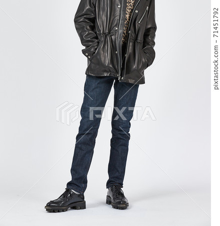 常設男子身穿藍色緊身牛仔褲，苗條的身材 71451792