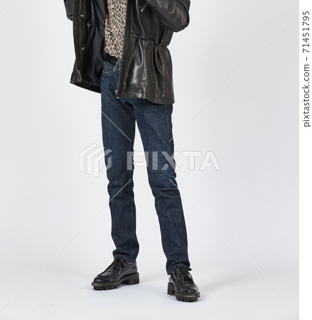 常設男子身穿藍色緊身牛仔褲，苗條的身材 71451795