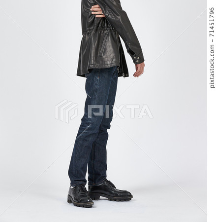 常設男子身穿藍色緊身牛仔褲,苗條的身材 常設男子身穿藍色緊身牛仔褲,苗條的身材 71451796