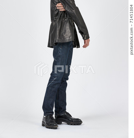 常設男子身穿藍色緊身牛仔褲，苗條的身材 71451804