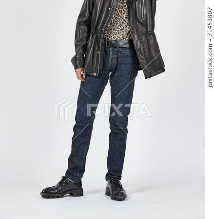 常設男子身穿藍色緊身牛仔褲，苗條的身材 71451807