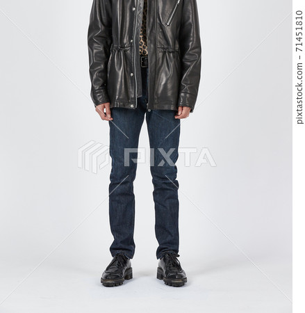 常設男子身穿藍色緊身牛仔褲，苗條的身材 71451810