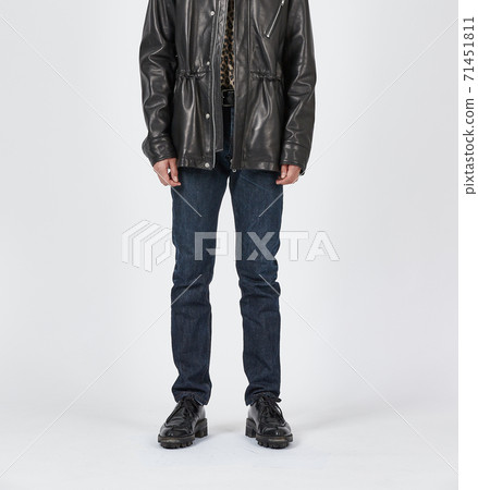 常設男子身穿藍色緊身牛仔褲，苗條的身材 71451811